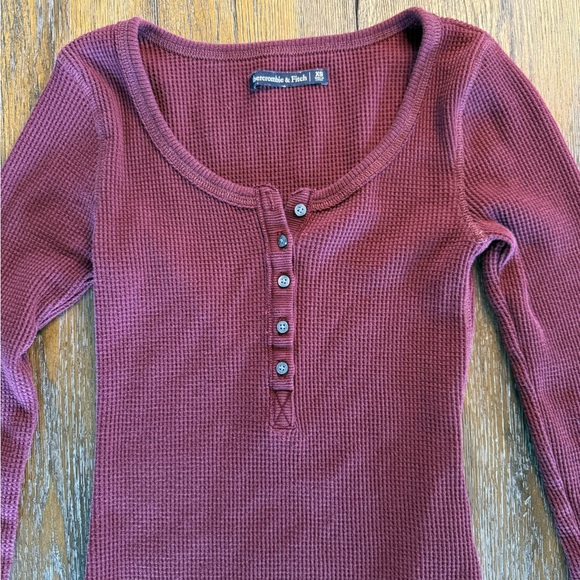 Abercrombie & Fitch Women’s Maroon Henley Waffle Knit Top Size XS - Picture 3 of 10